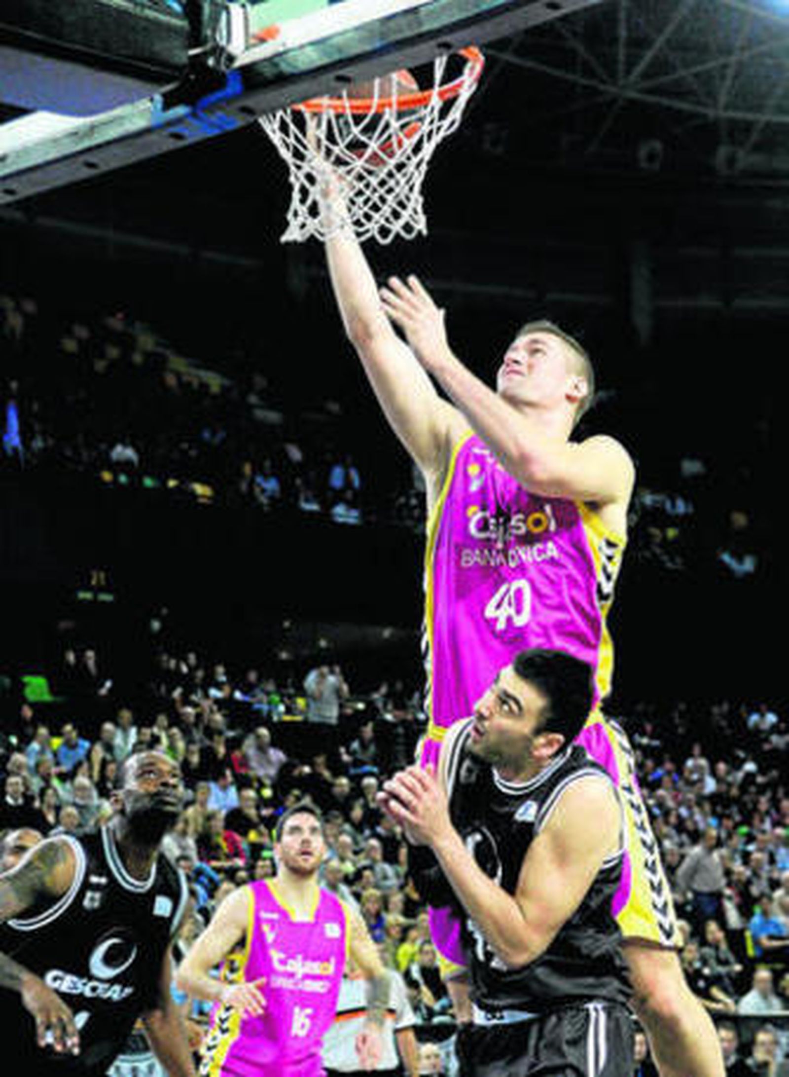 Davis anota por encima de Vasileiadis el año pasado.