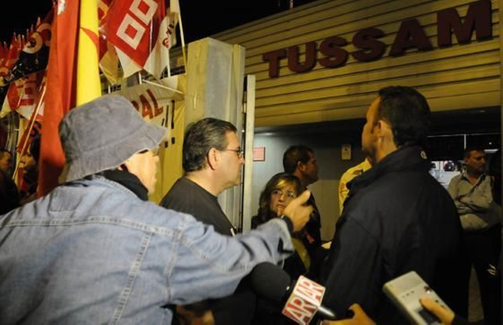 Piquetes informativos de UGT y CCOO gritan a los conductores de autobuses urbanos de Sevilla que salen de las cocheras de Tussam. 

Foto: Juan Carlos Vázquez