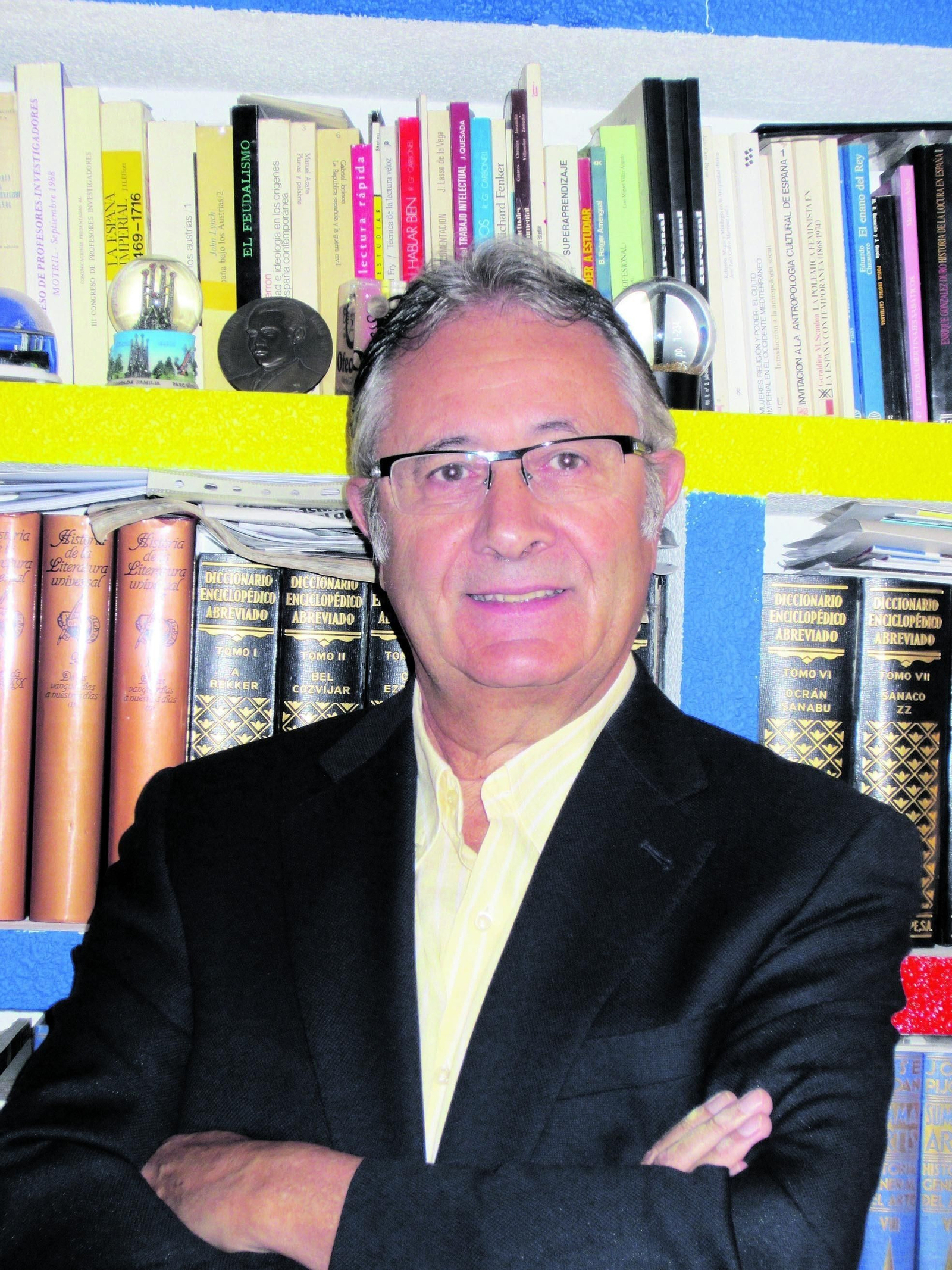 1. La boda de Loli Linares con el catalán Jorge Planas fue el gran acontecimiento social de la Granada de 1957. Era la hija del popular Moisés Linares, que regentaba unos almacenes en Puerta Real. 2 y 3. Famosos eran las subastas navideñas de Radio Granada con Pepe Real. 4. Boda de Estrella Morente y Javier Conde. / Fotos: J. L. D.