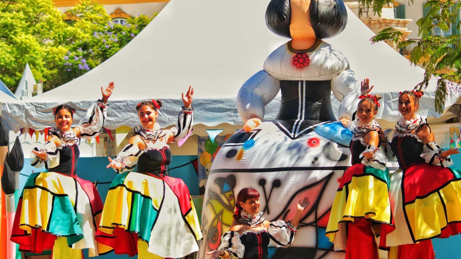 Chicas de 'La Carpa Teatro' que realizan pasacalles durante la Feria