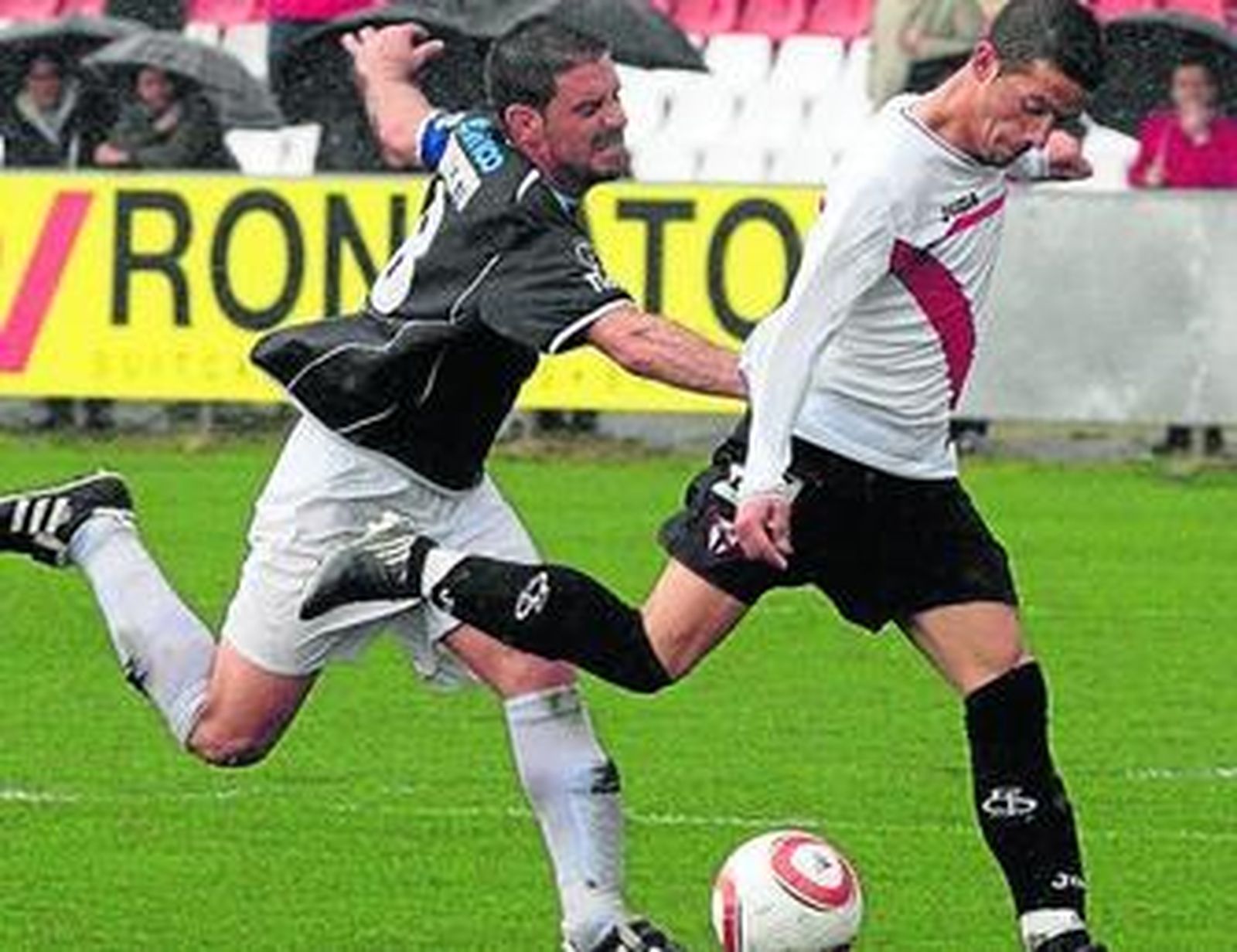 El futbolista del Lucena Sarmiento agarra a Ñoño cuando se dispone a chutar a gol.