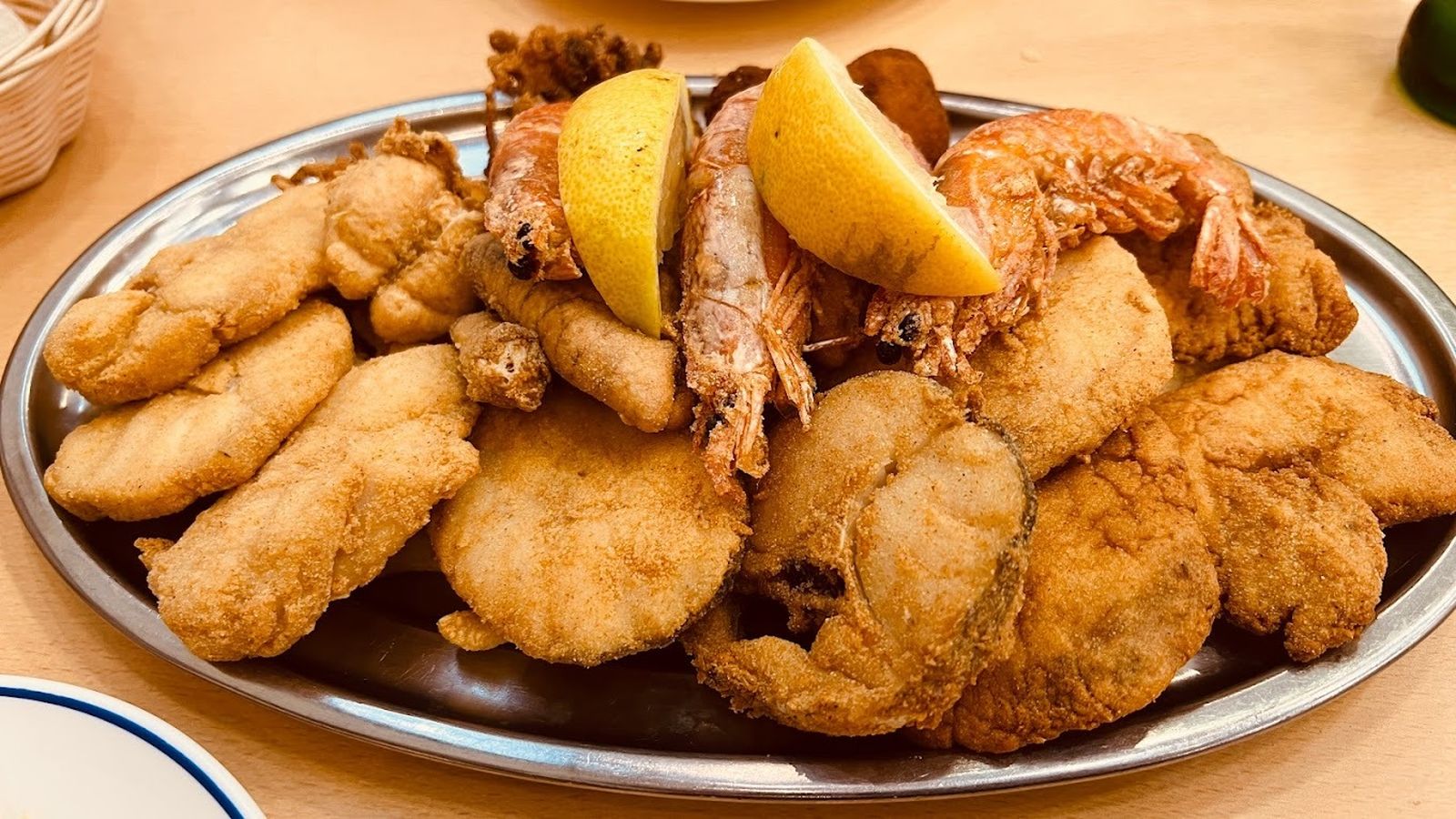 Plato de pescaíto frito en Cádiz