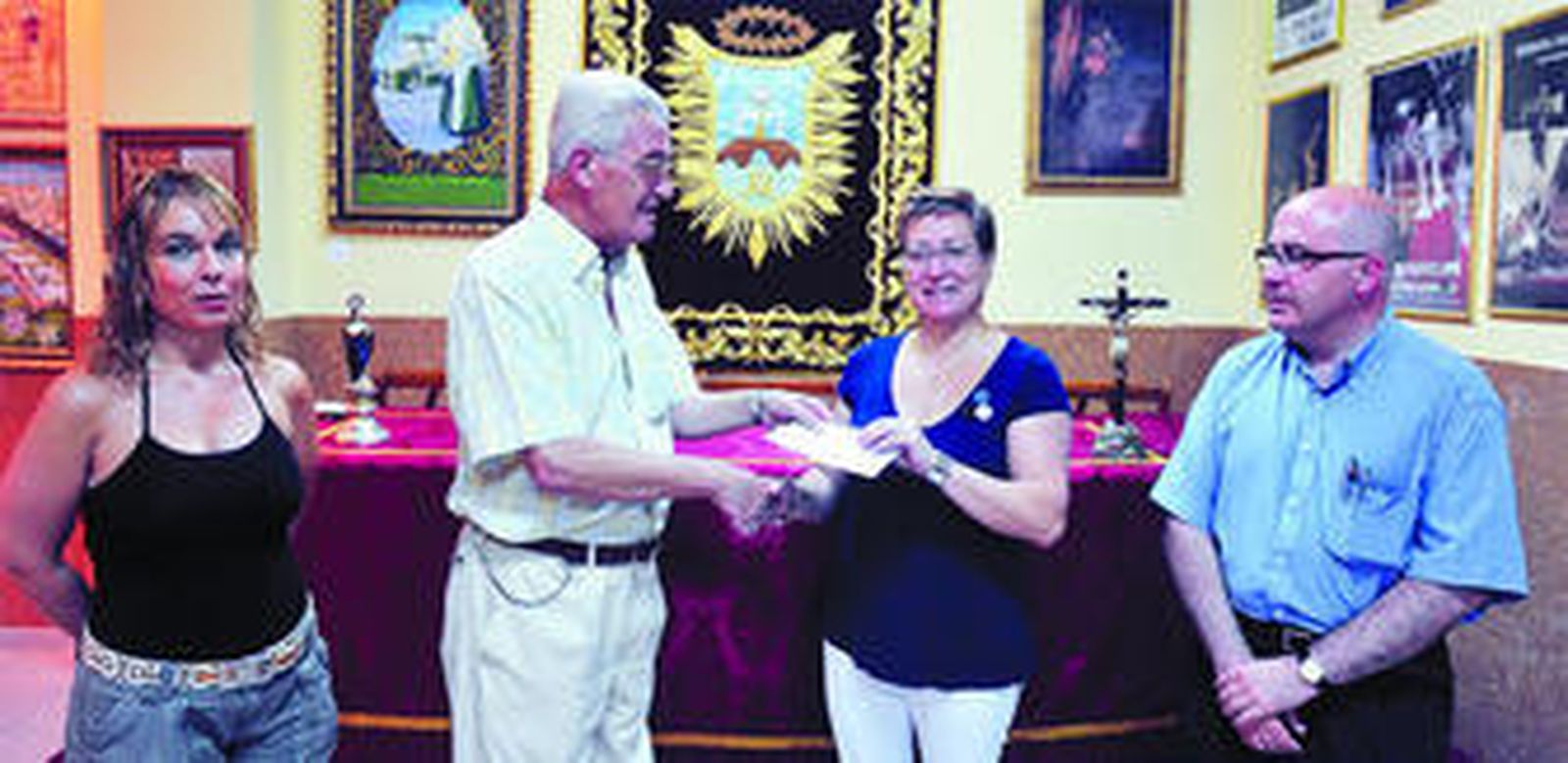 Muñoz Jordán entrega la ayuda del Consejo de Hermandades a la representante de Cáritas Arciprestal.