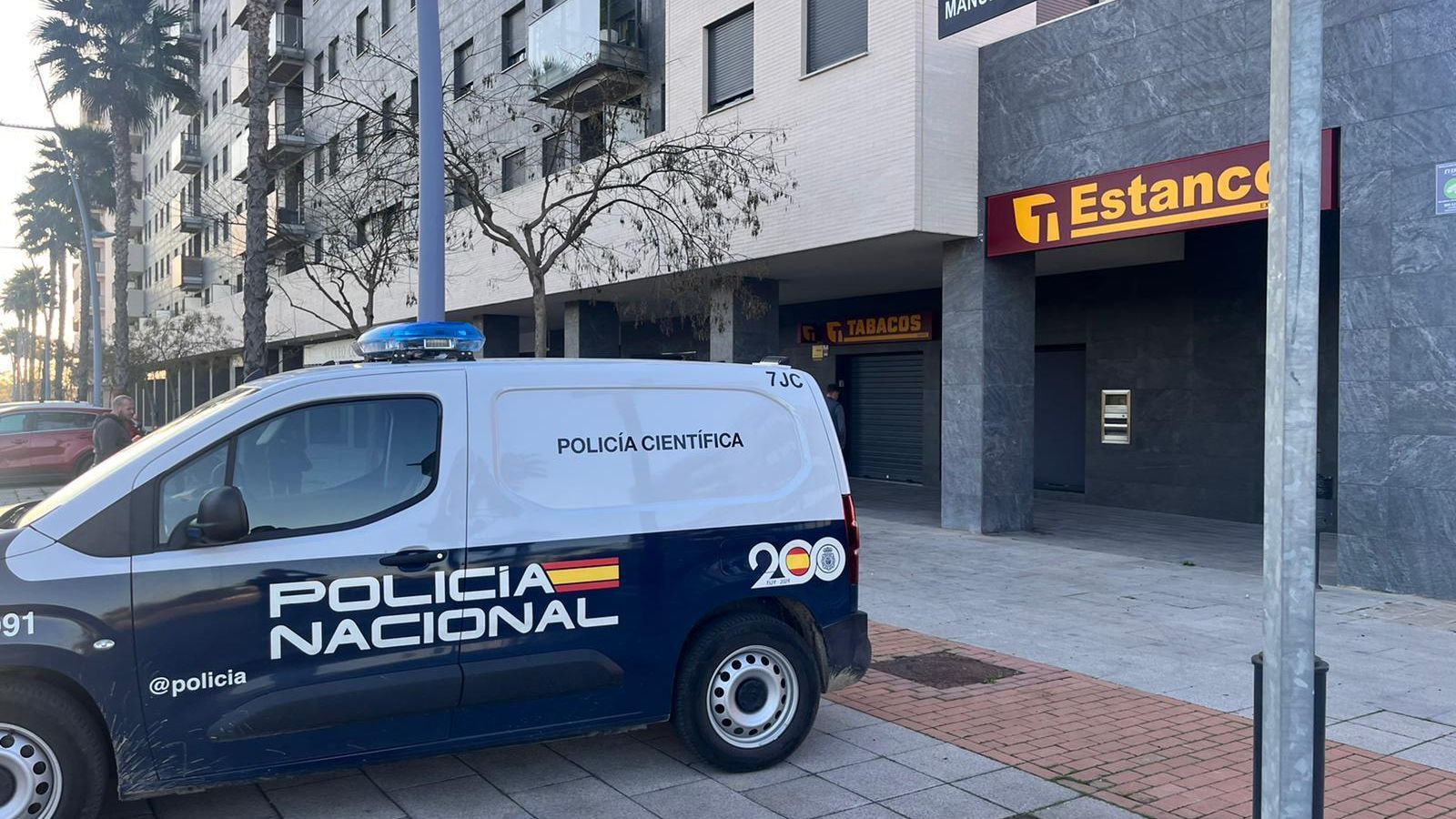 La Policía Científica, en el estanco asaltado.