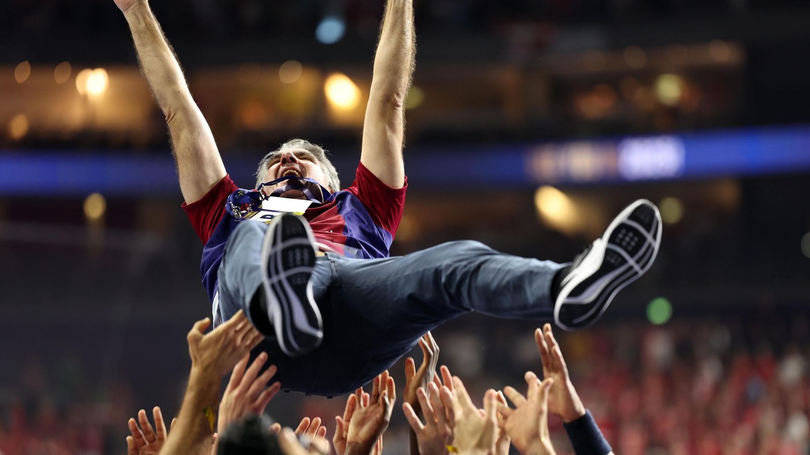 Antonio Carlos Ortega, aupado por sus hombres tras ganar la Champions. Antonio Carlos Ortega, aupado por sus hombres tras ganar la Champions.