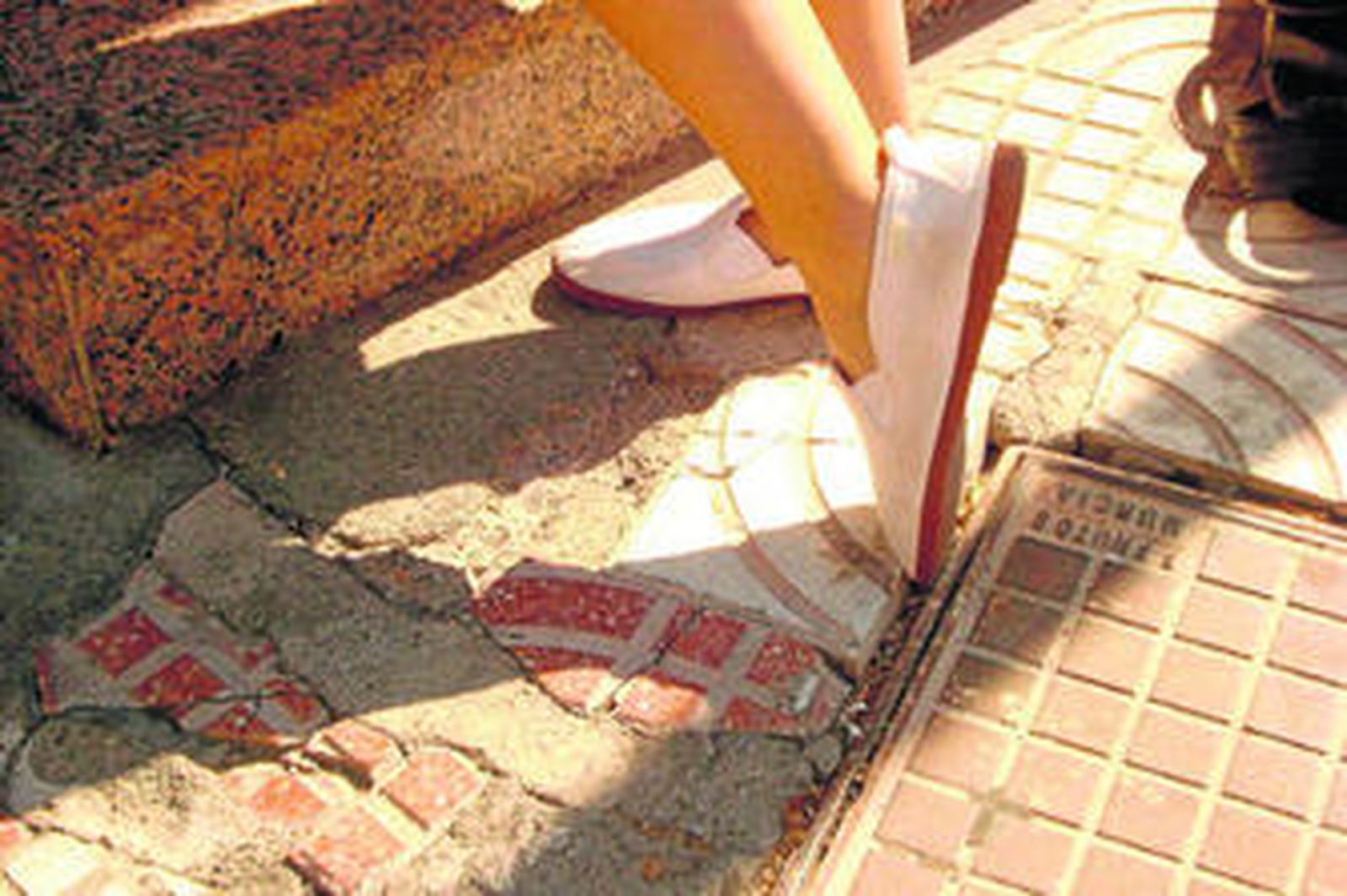 Un transeúnte que camina por el lugar.