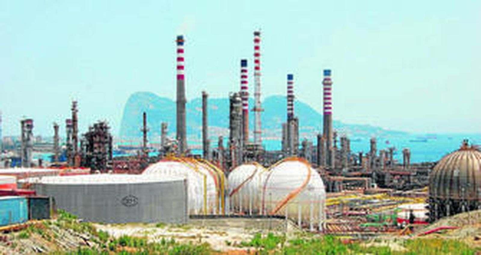 Imagen de las instalaciones de Cepsa en el Campo de Gibraltar, con el Peñón al fondo.