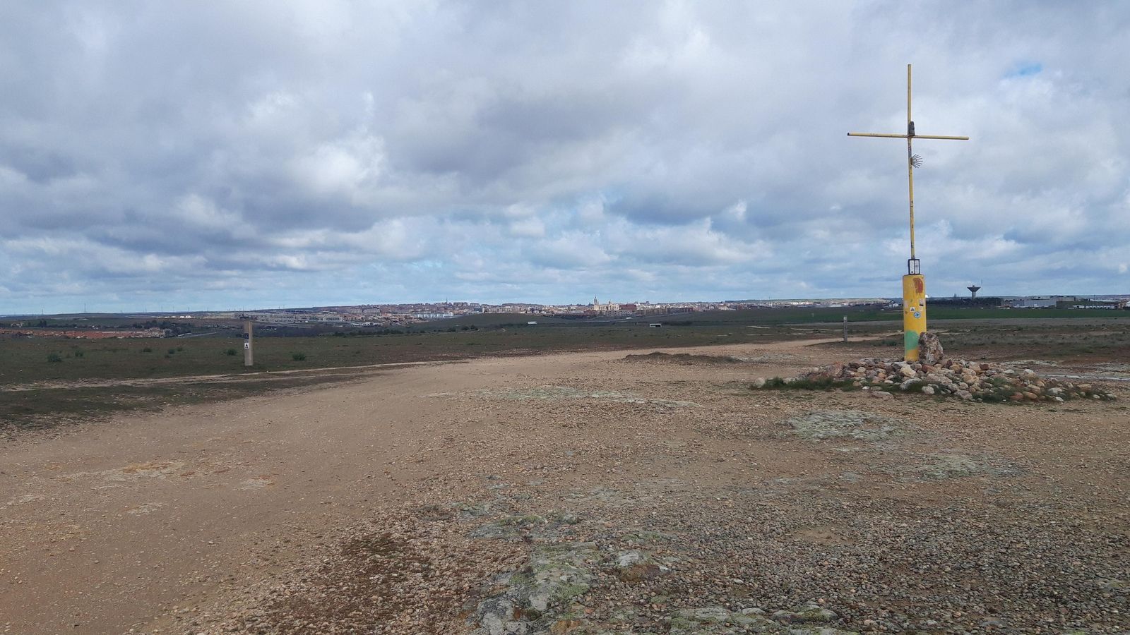 Esta cruz marca el punto más alto del Teso de las Zorreras. Al fondo, ya se distingue perfectamente Salamanca.