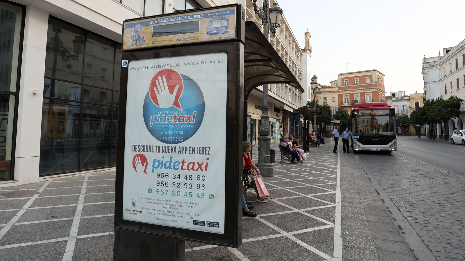 Una marquesina de una de las paradas de autobuses de la plaza Esteve.