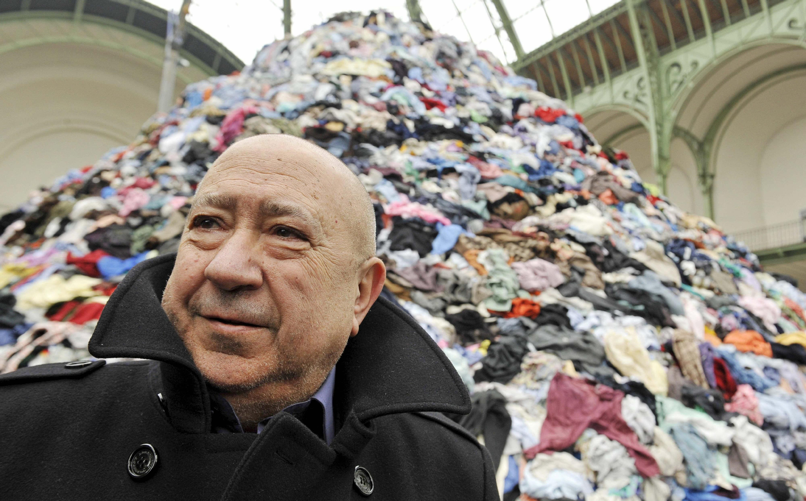 Christian Boltanski en 2010 en el Grand Palais de París ante una de sus instalaciones sobre el Holocausto.