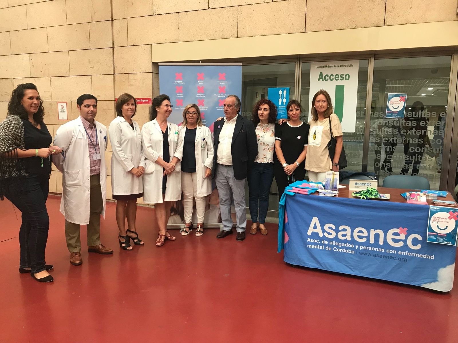 Mesa informativa de Asaenec en el Hospital Universitario Reina Sofía.