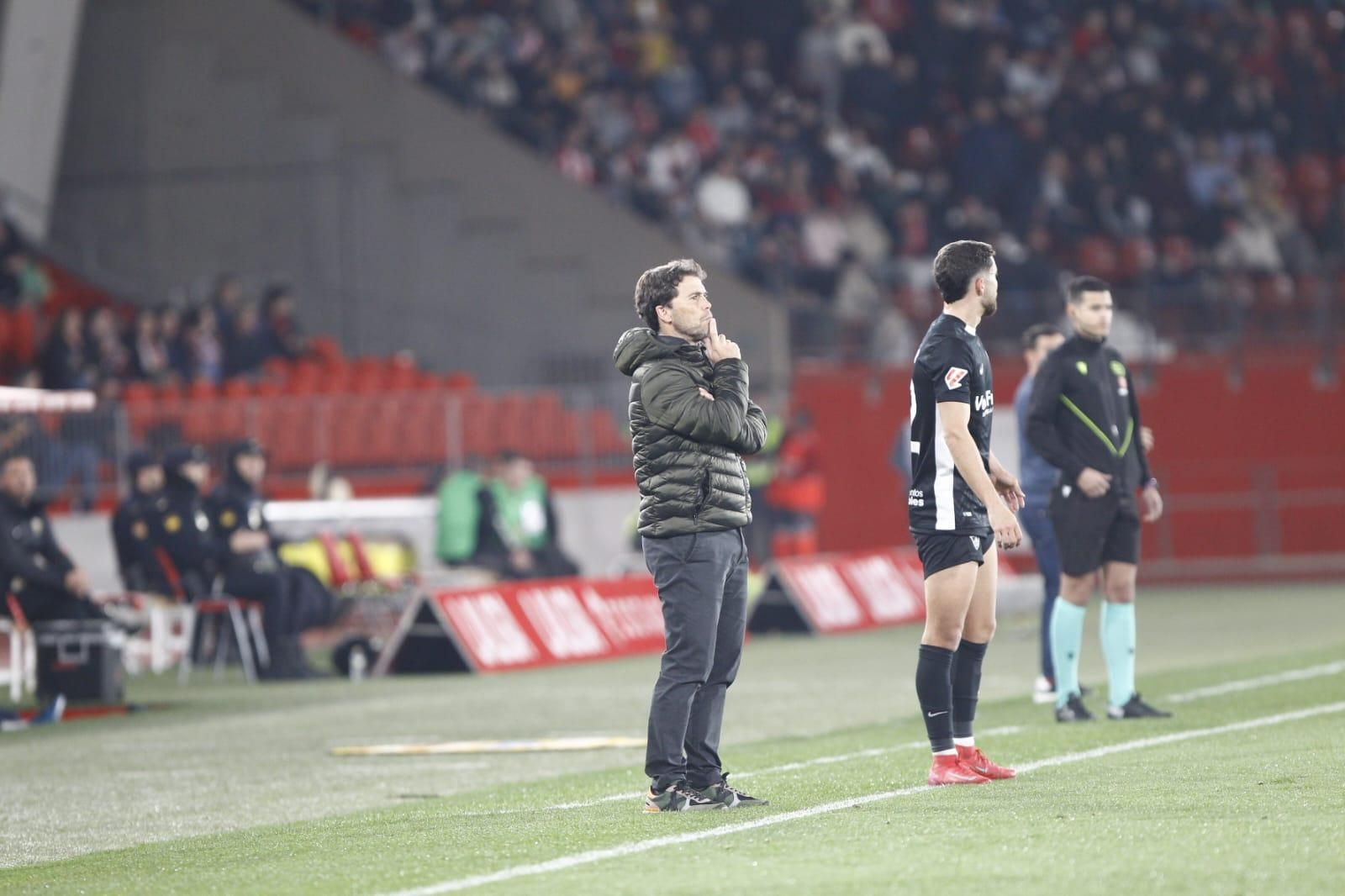 Rubi sigue un partido desde la zona técnica del UD Almería Stadium