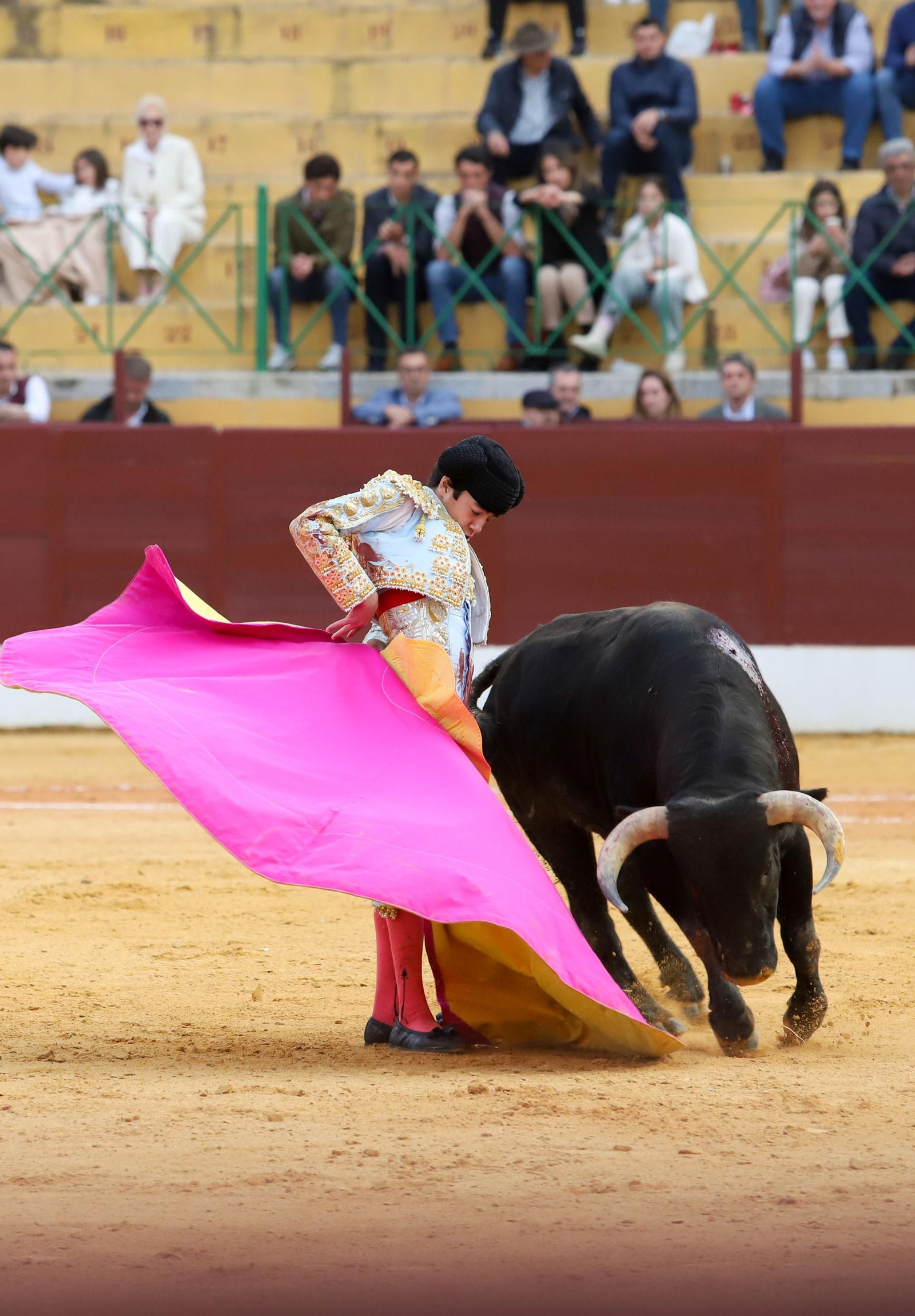 Imágenes de la novillada previa a la Semana Santa en la plaza de toros de La Línea