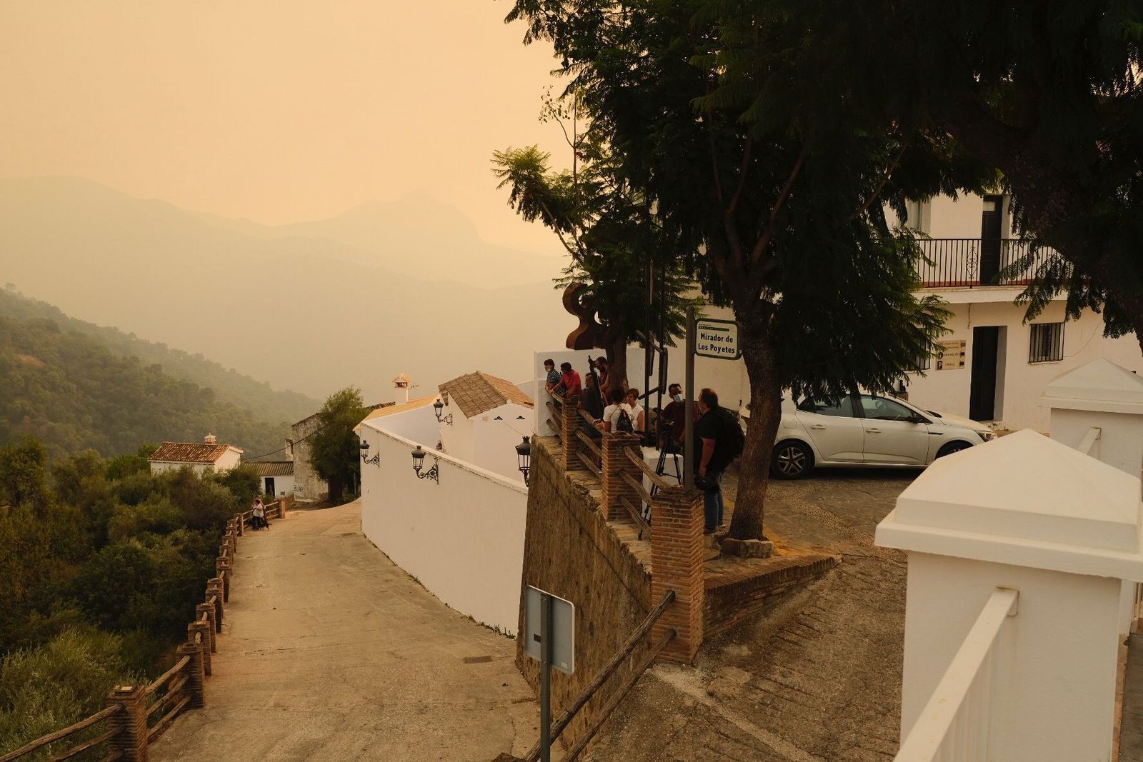 Vecinos observan el avance del incendio en Genalguacil.