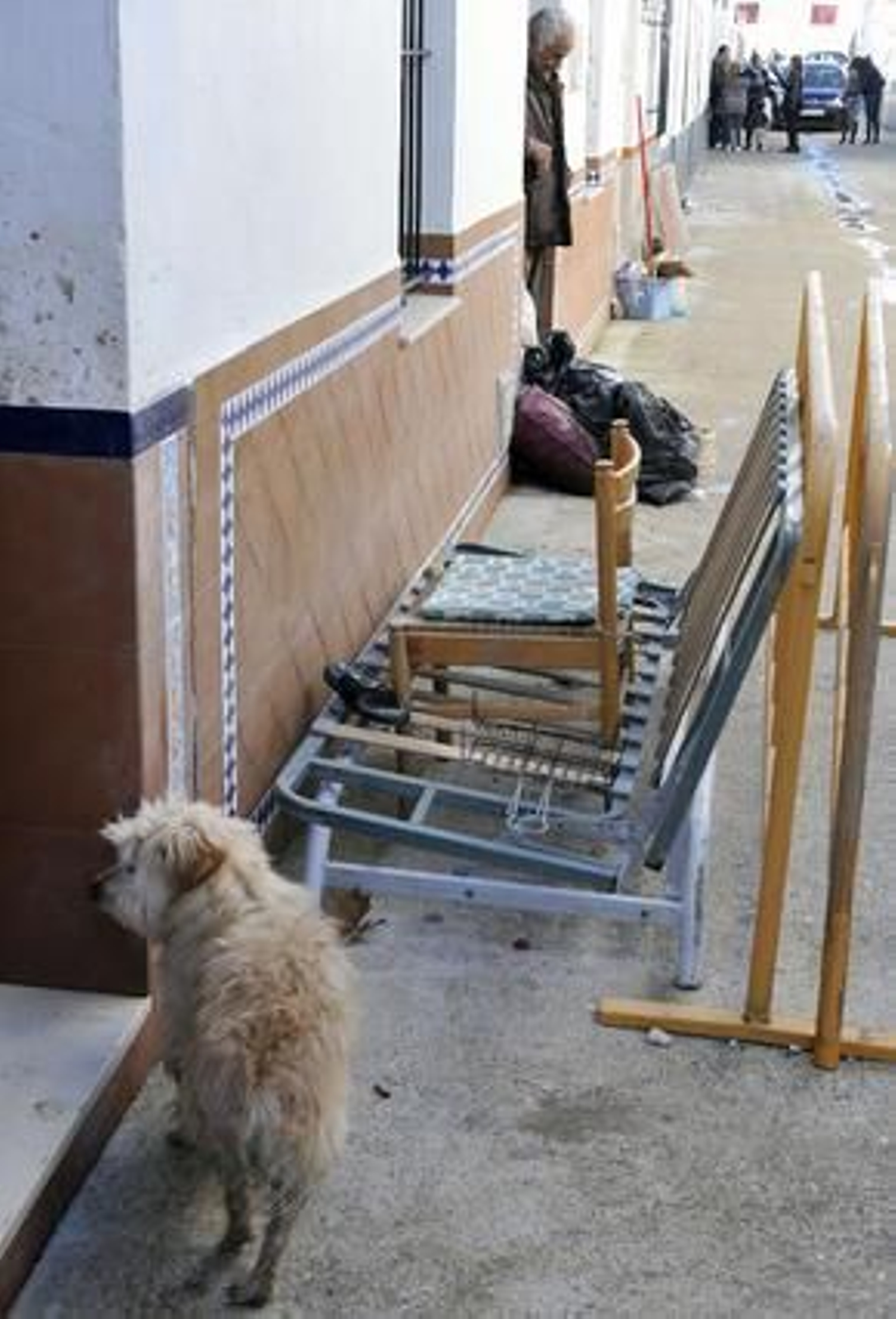 Los vecinos de Lora se afanan en limpiar tras las intensas lluvias.

Foto: Juan Carlos Vázquez