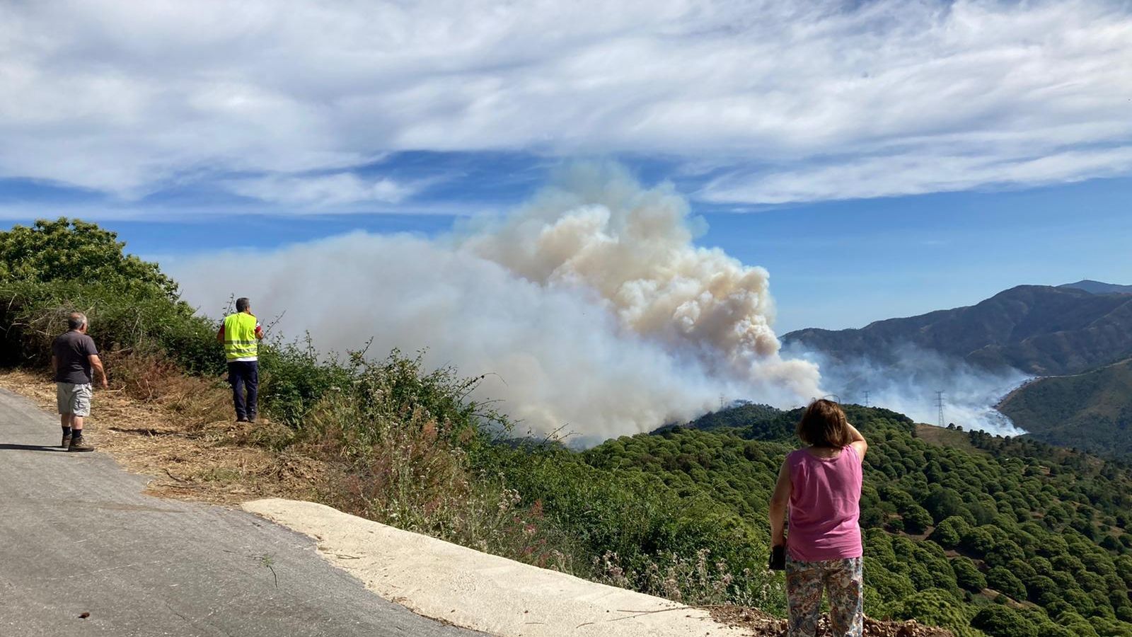 Vecinos contemplan la zona del incendio en Pujerra.