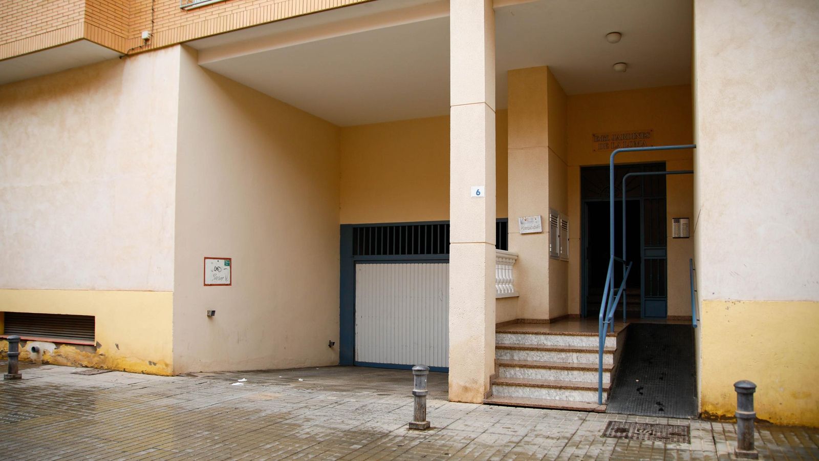 El cadáver del suicida ha sido localizado ante este portal.