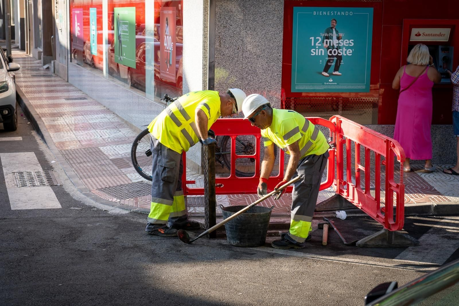 Operarios trabajan en la limpieza de imbornales en Roquetas de Mar.