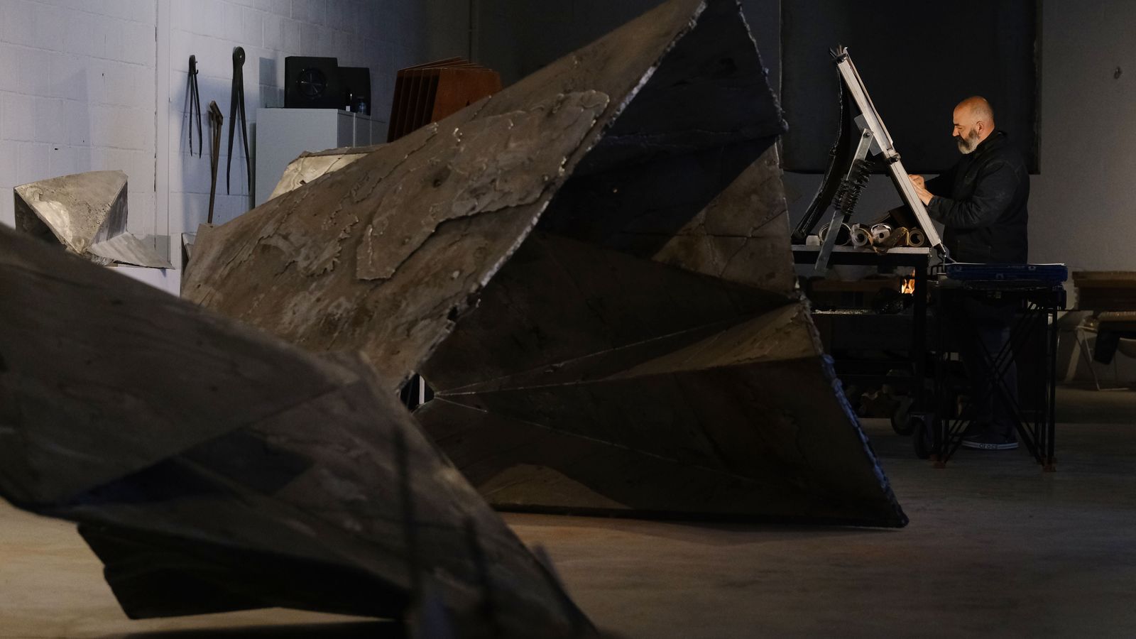 Matías Di Carlo trabajando en su estudio creativo.