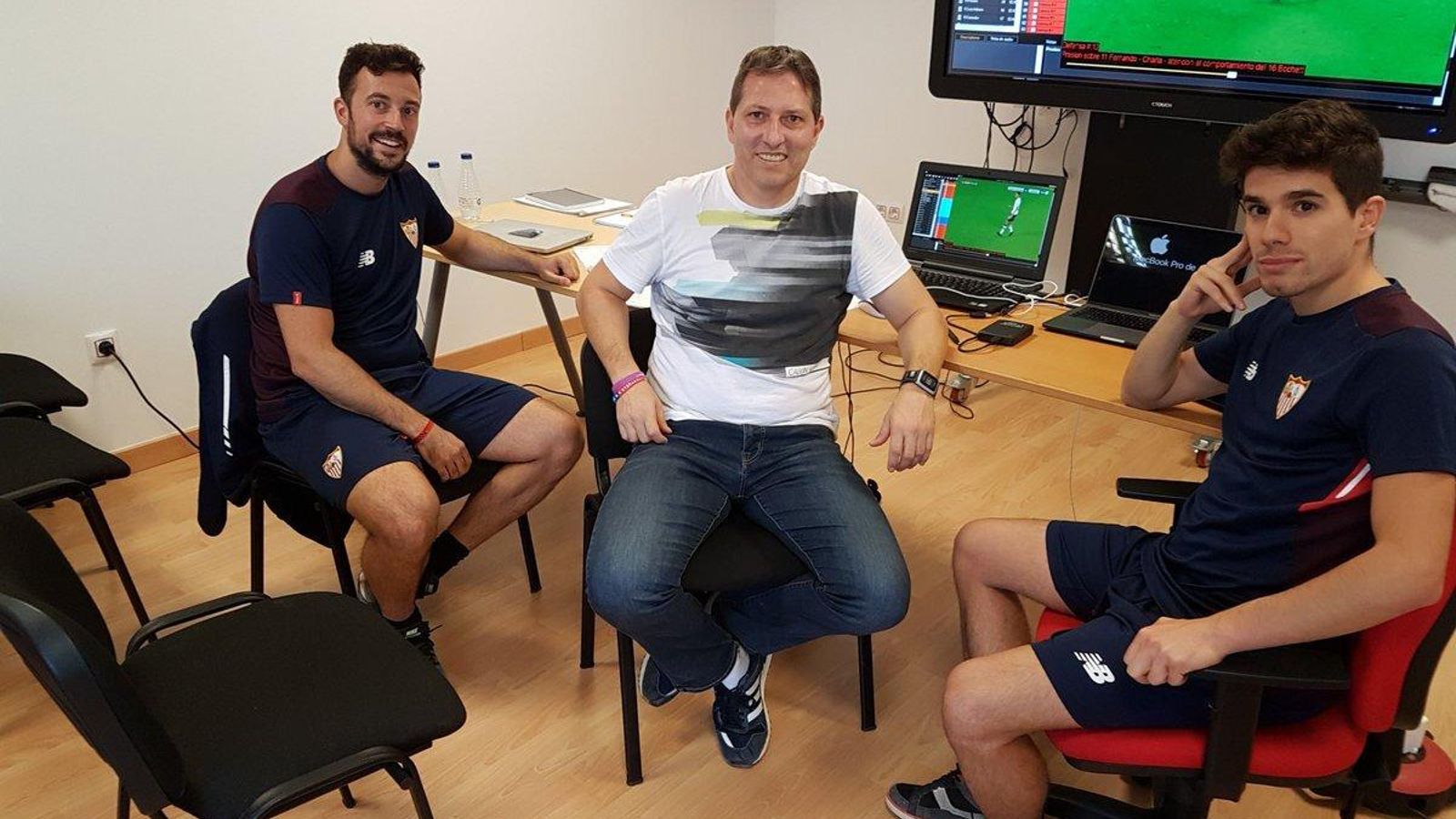 Ramón Vázquez (izquierda), junto al analista del Sevilla Atlético (derecha) y un técnico venezolano.