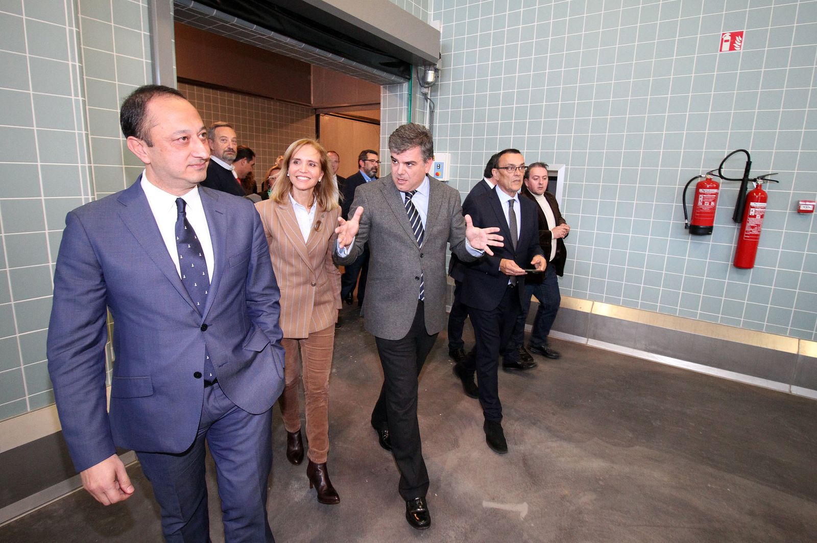 Gómez de Celis, junto a Manuela Parralo, entre otros, durante su visita a la nueva lonja.