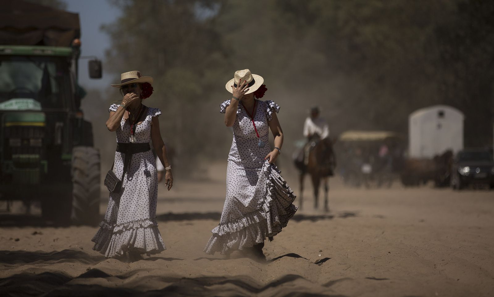 El paso de hermandades del Rocío por la Raya Real