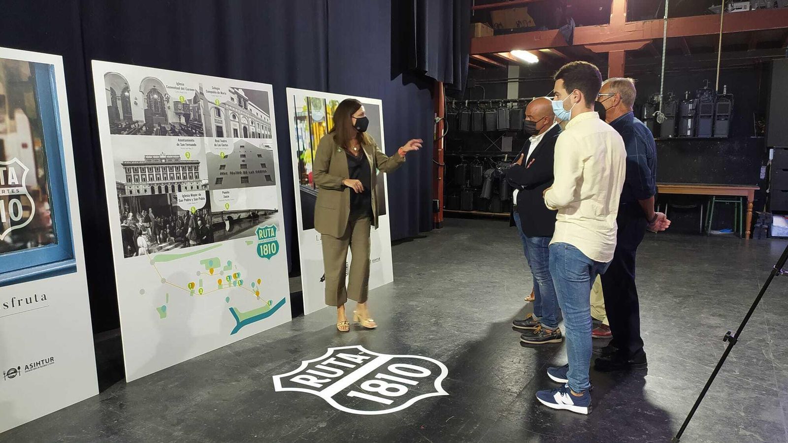 Cavada y otros invitados a la presentación de las actividades del 24 de Septiembre, junto al logo de la Ruta 1810.