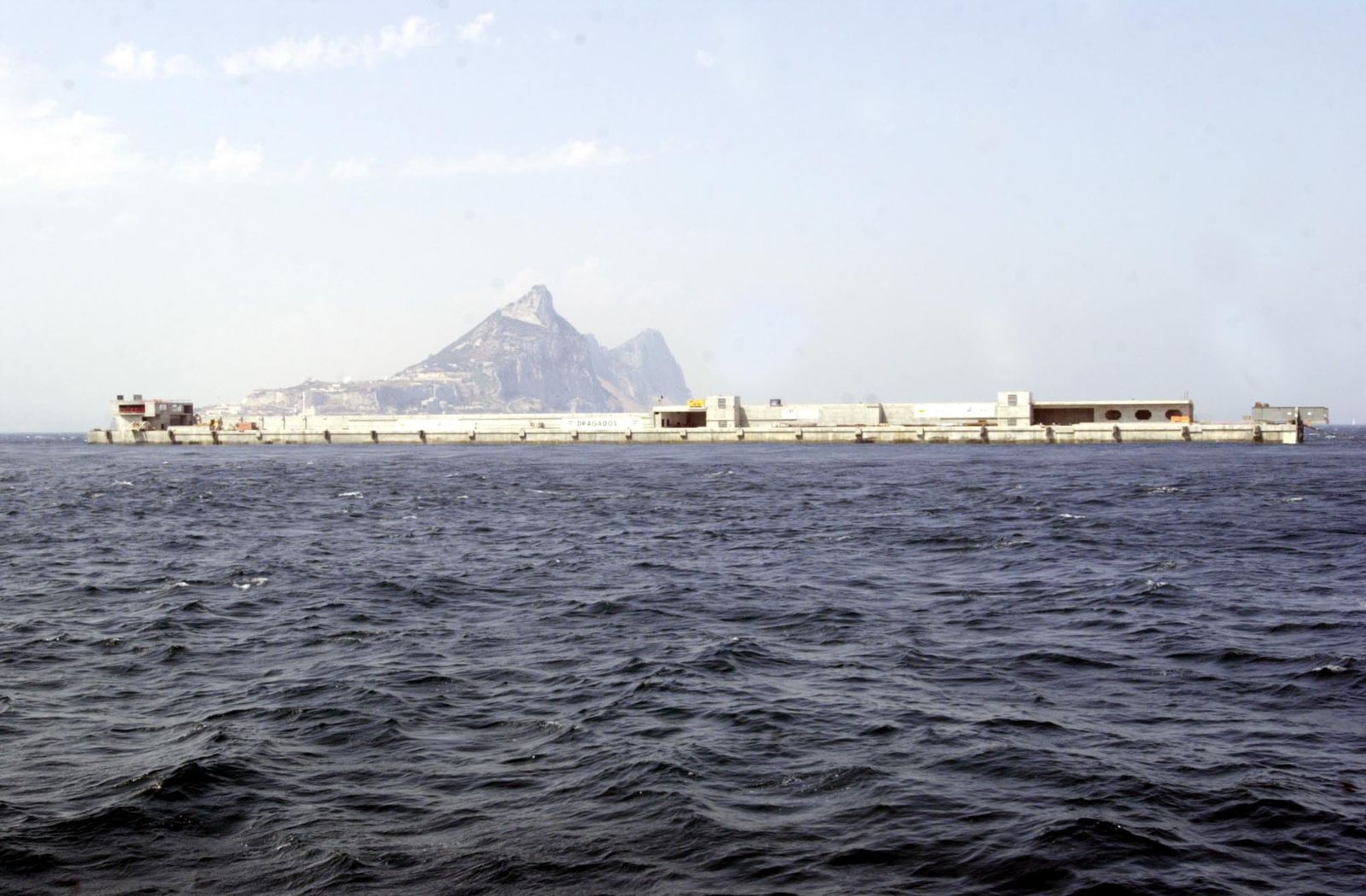 El momento en el que el dique flotante abandonaba la bahía de Algeciras.