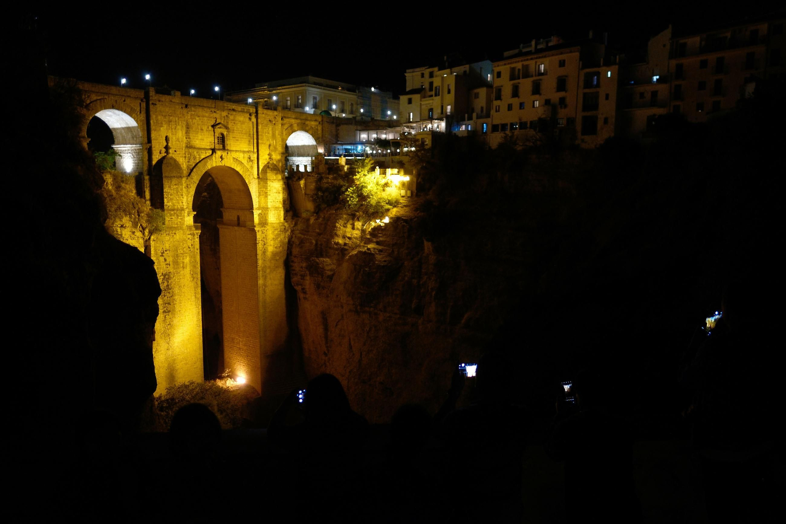 Turistas durante la noche observan el Puente Nuevo desde los Jardines de Cuenca Turistas durante la noche observan el Puente Nuevo desde los Jardines de Cuenca
