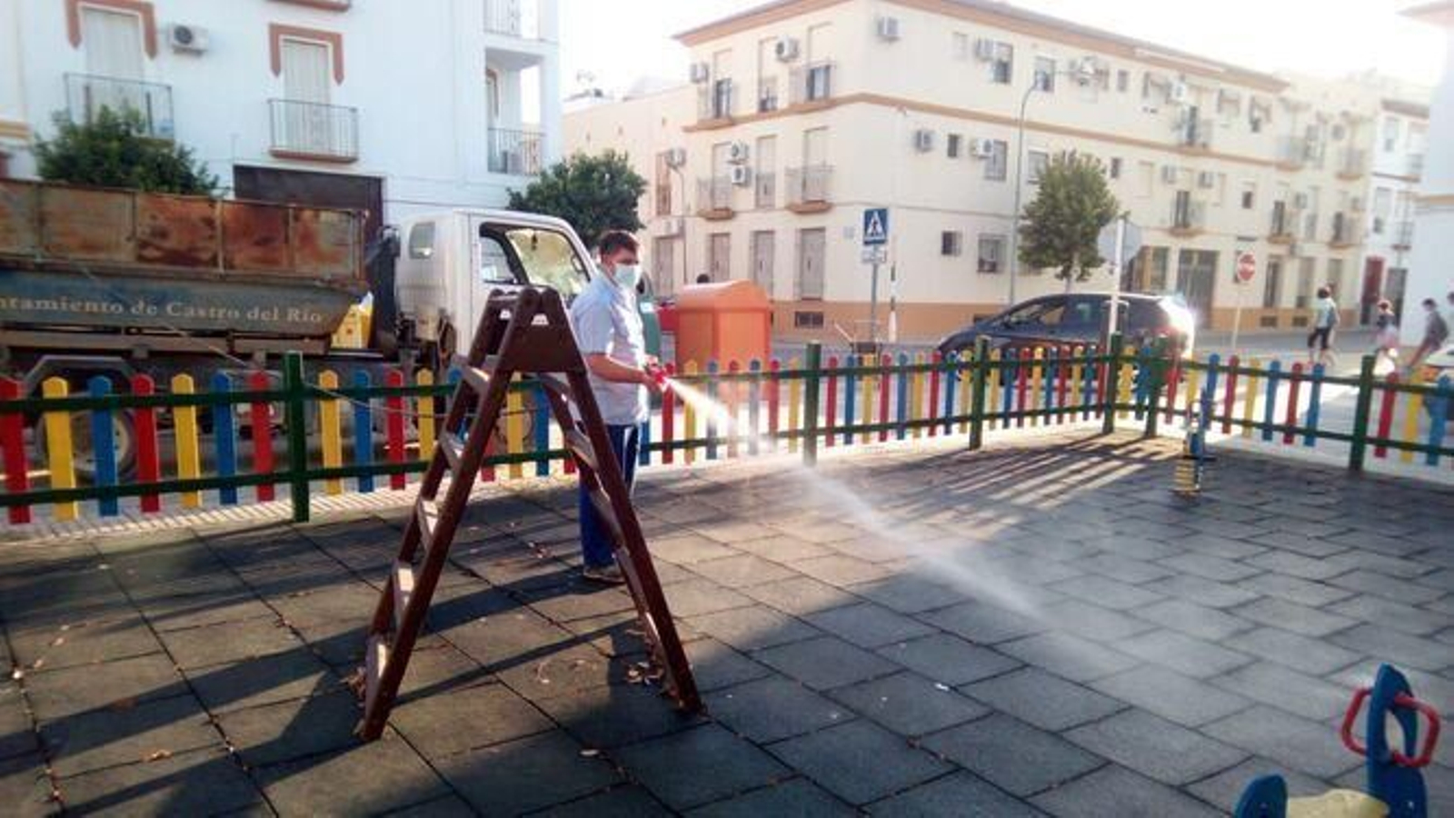 Desinfección de un parque en Castro del Río.
