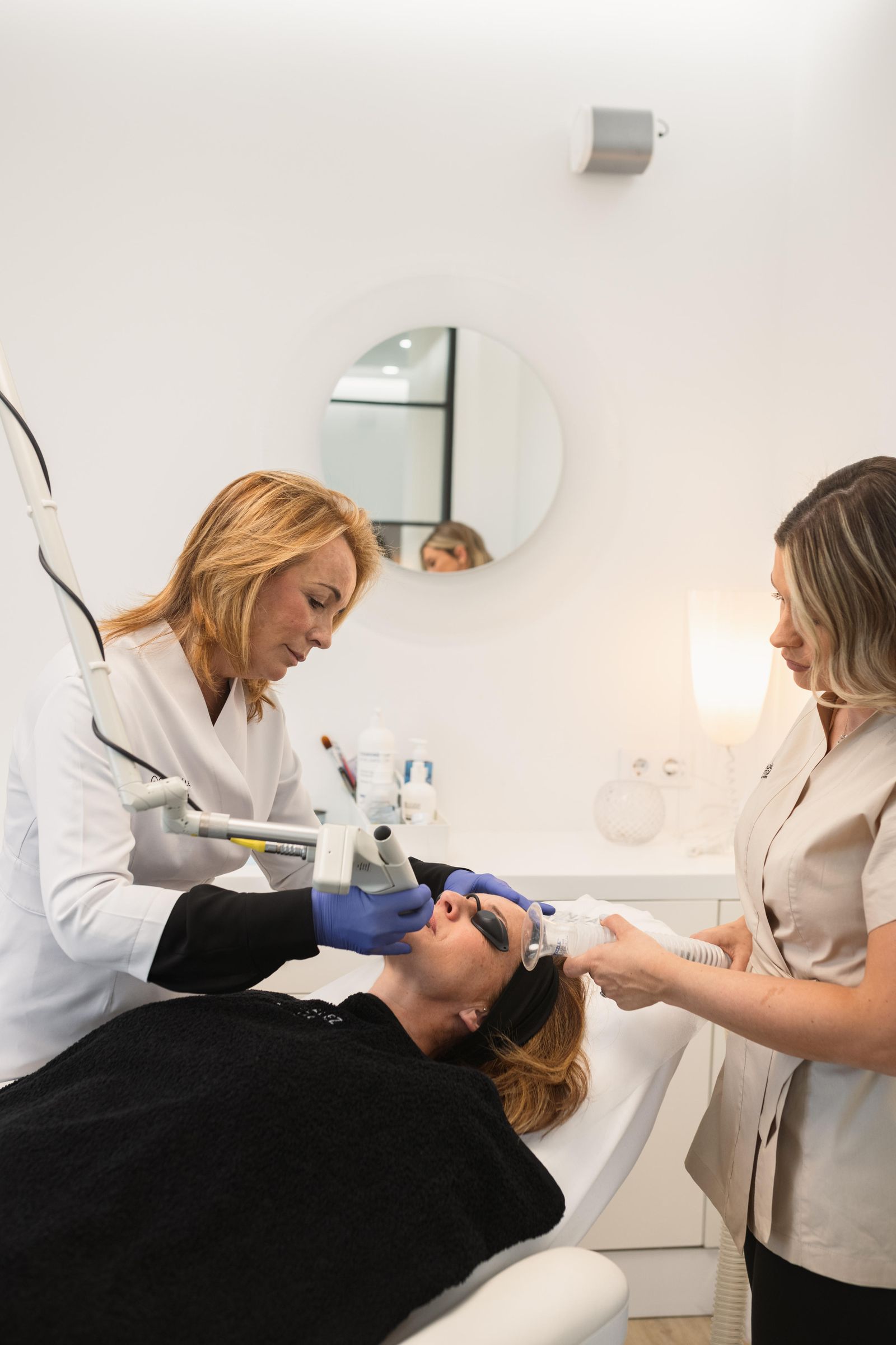 La doctora Isabel González Partida realiza un tratamiento a una de sus pacientes.