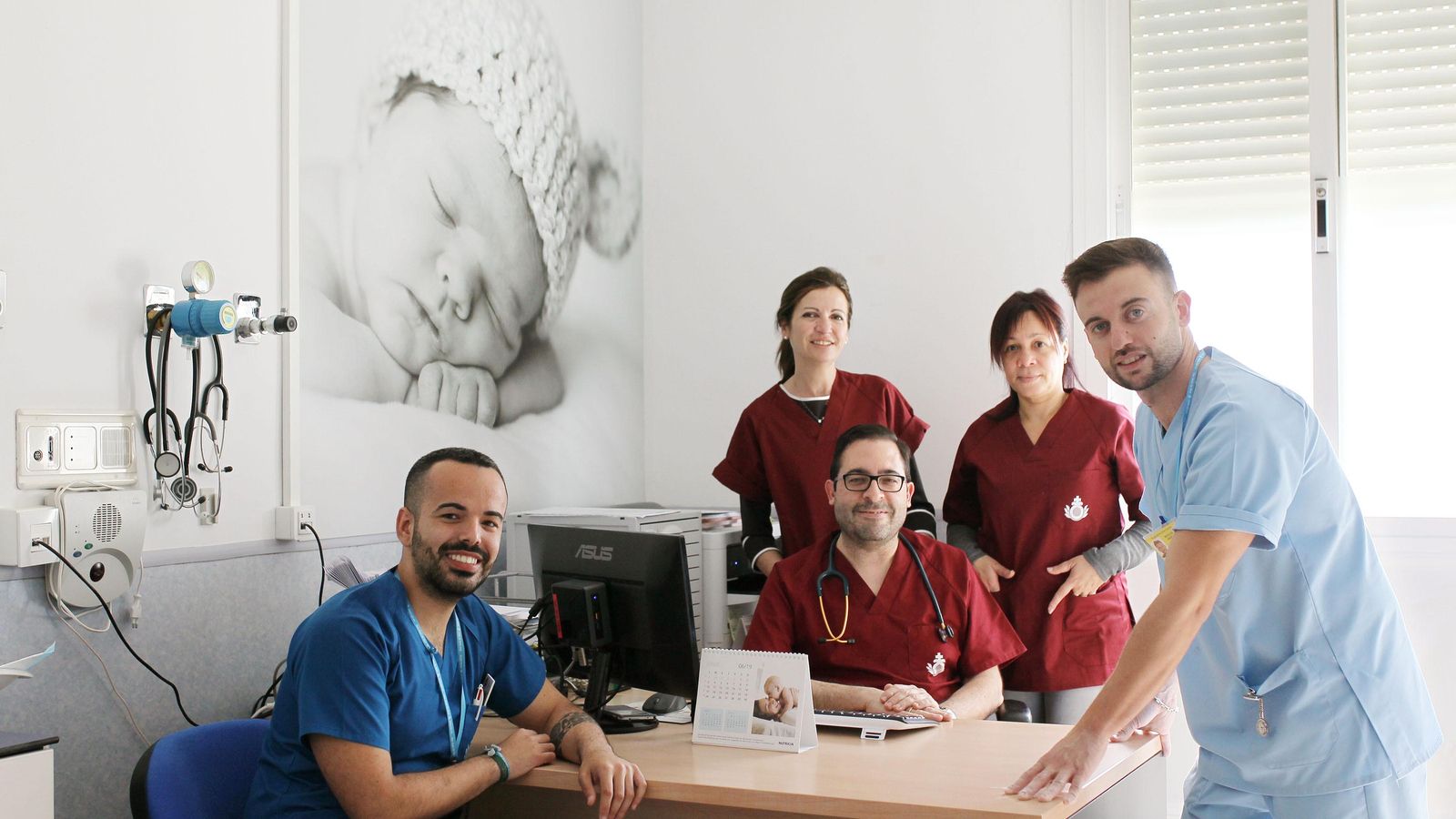 Los doctores Estefanía Quintela, Javier Caro y Dania Cordiés con miembros del equipo de San Juan Grande.