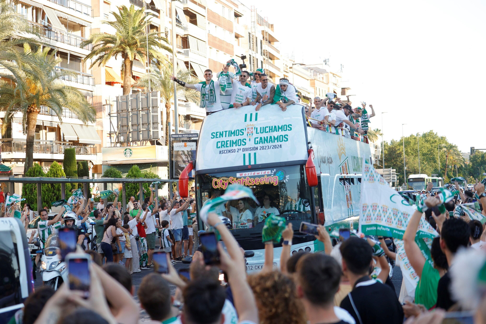 Las mejores fotos de la 'rúa' del Córdoba CF para celebrar el ascenso a Segunda División
