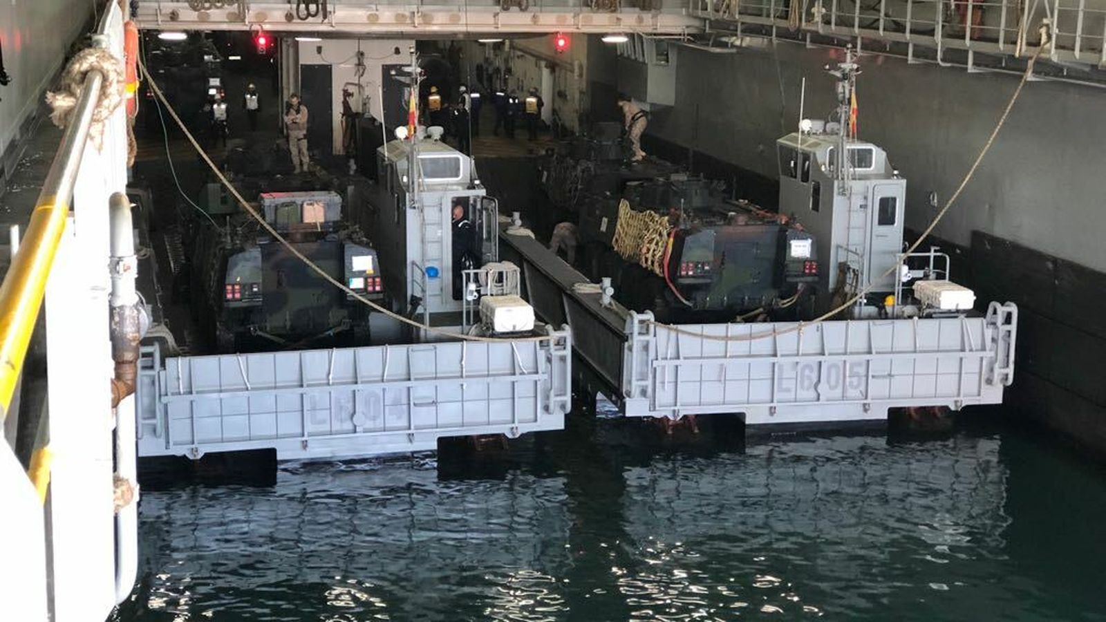 Las lanchas de desembarco, con vehículos, llegando a los buques.