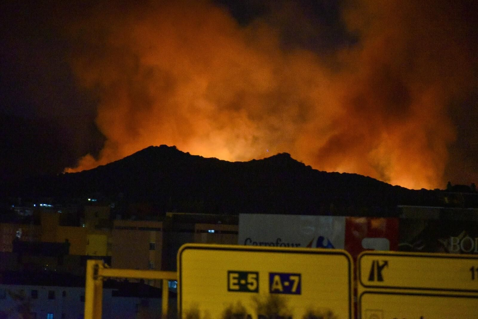 Las fotos del incendio entre las Pantallas y la Marchenilla, en Algeciras