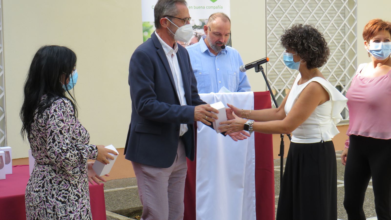 Un momento de la entrega de reconocimientos a trabajadores de la residencia.