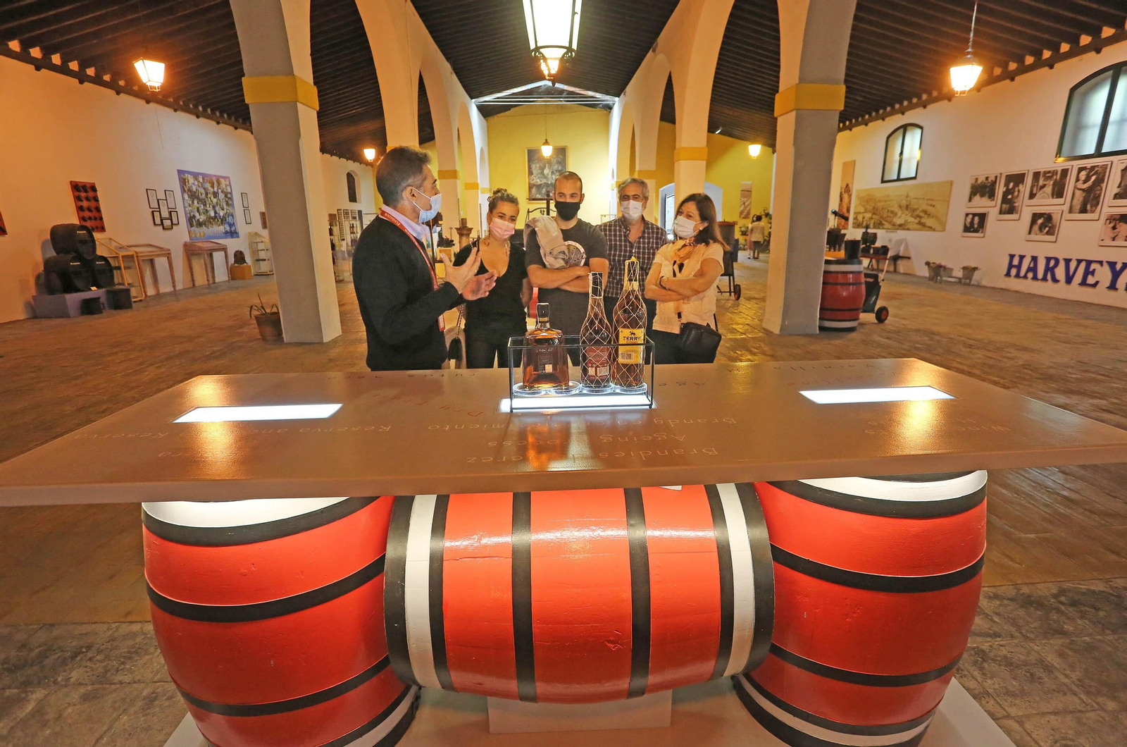 Un grupo de visitantes, ayer en el museo de Bodegas Fundador.