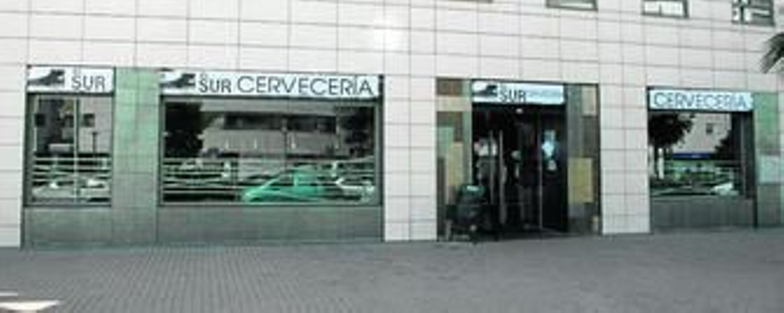 Fachada de El Sur Cervecería, en un cómodo sitio de la zona de Pescadería, donde el aparcamiento no es un problema y el acceso es cómodo. Cerveza, tapas y menús con la mejor calidad.
