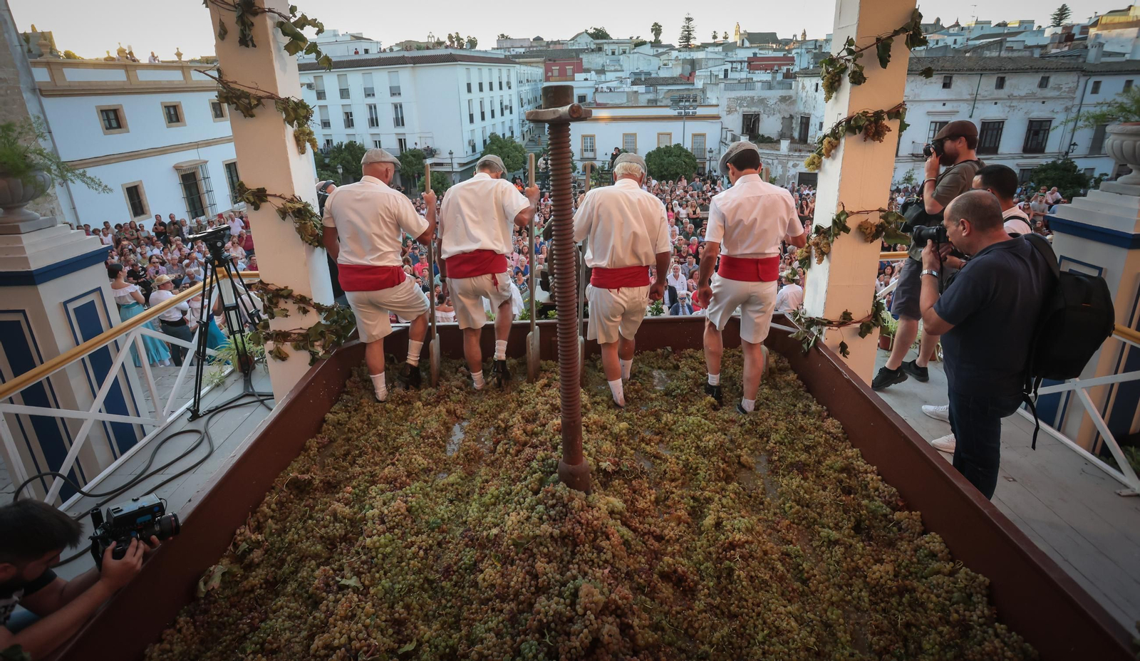 Imágenes de la Pisa de la Uva en la Catedral de Jerez