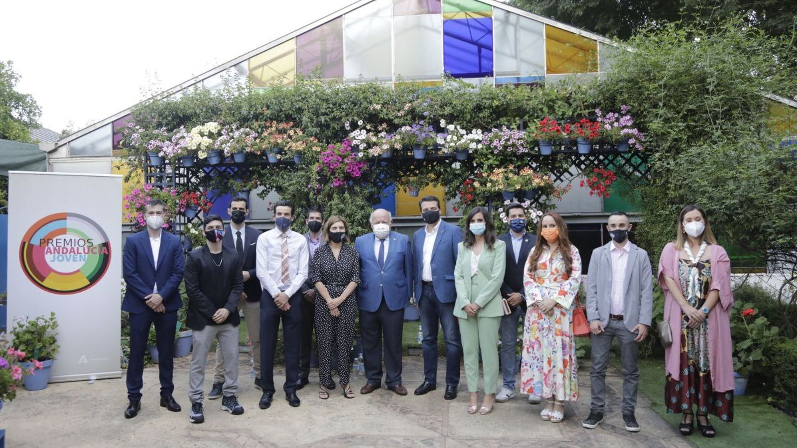 Laura Marcilla Jiménez, la tercera por la derecha, entre los premios Andalucía Joven 2020 que otorga el IAJ.