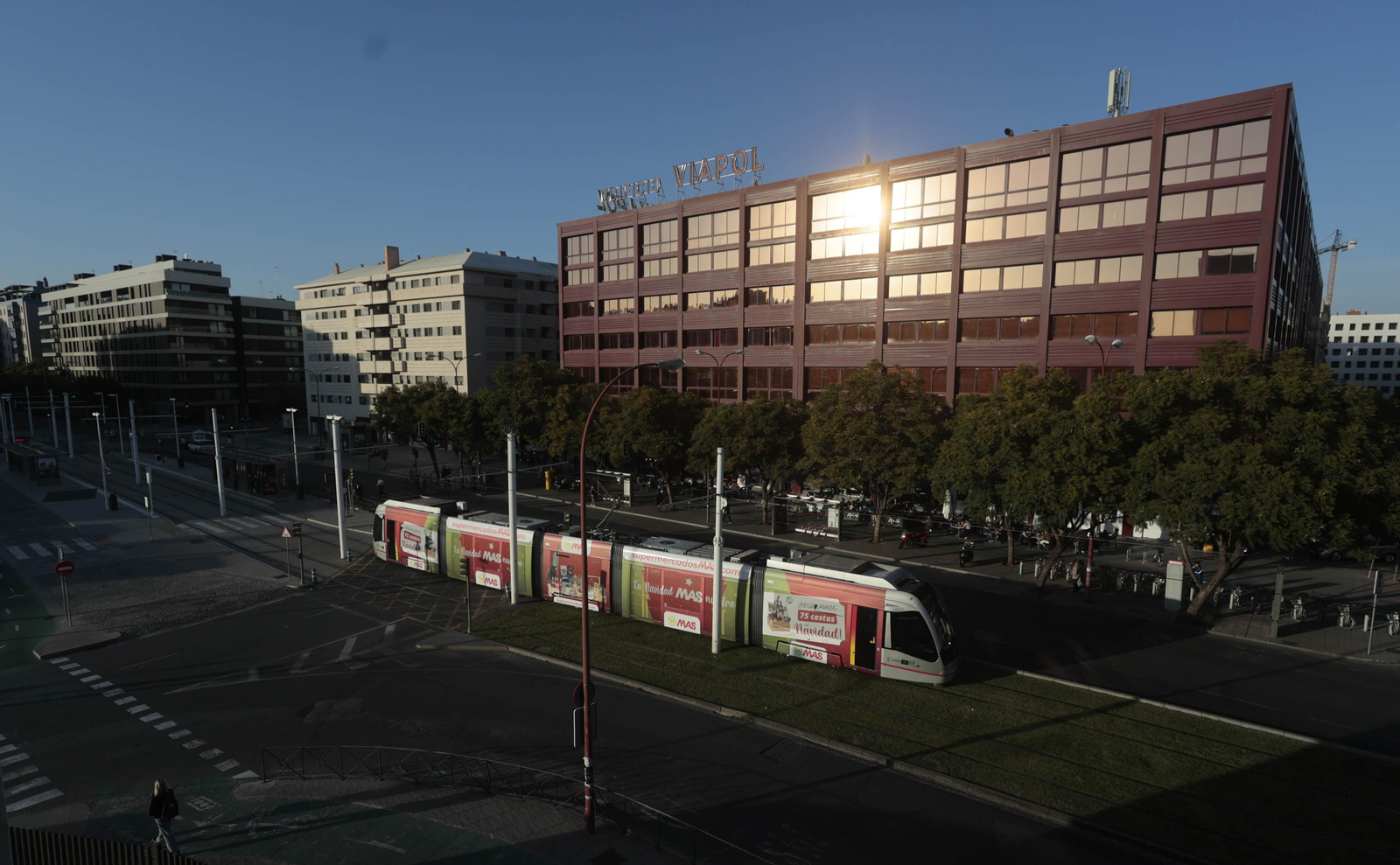El Metrocentro por la calle Enramadilla a la altura del edificio Viapol.