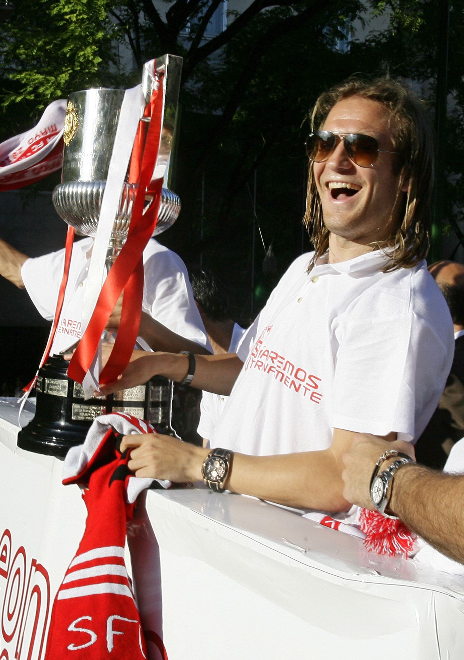 El almeriense subido a un autobús descapotable con la Copa del Rey ganada con el Sevilla en 2010.