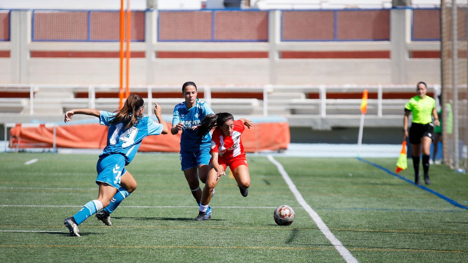 Marisa avanza en carrera con el balón durante un encuentro en casa de esta temporada.