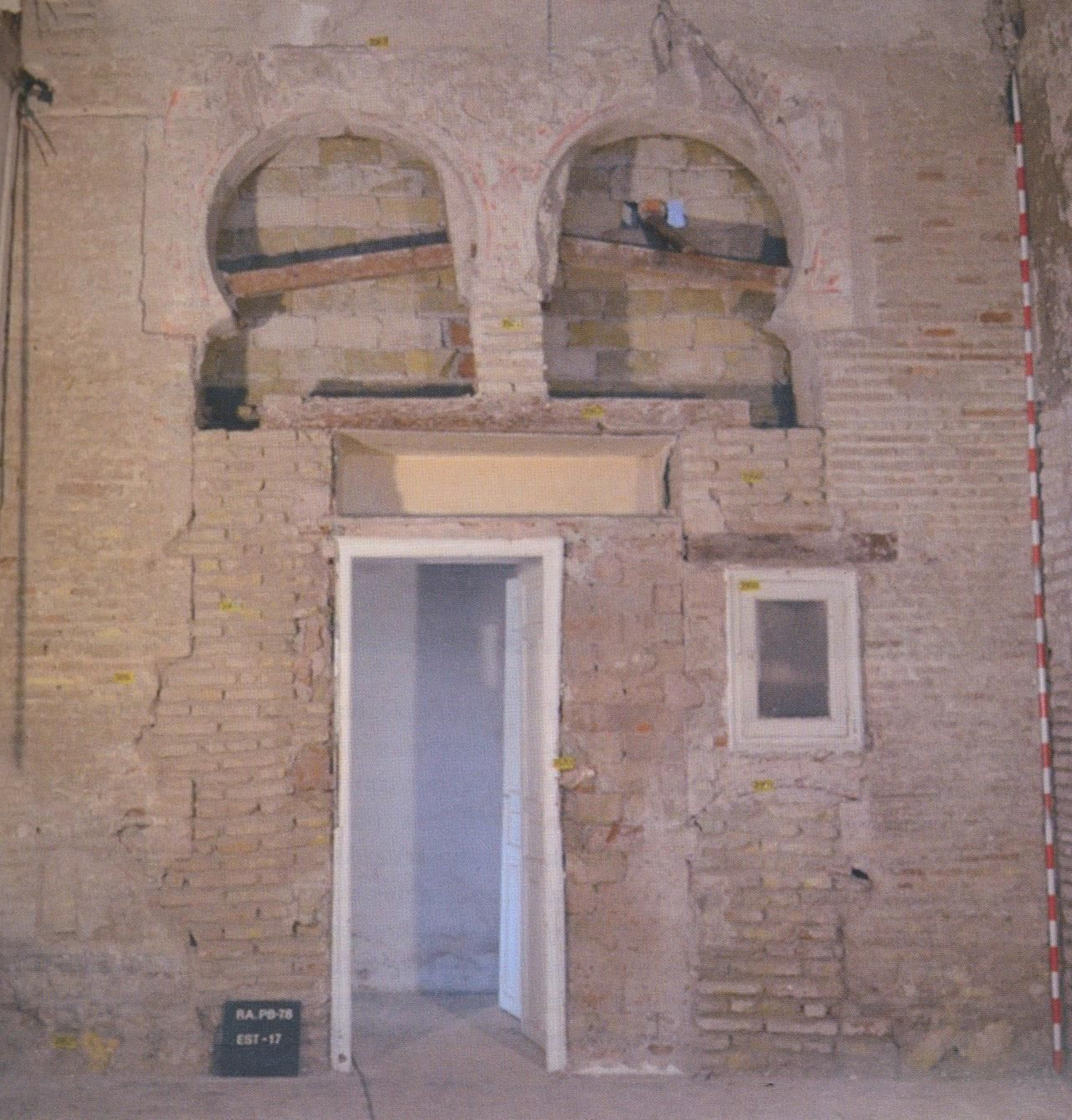 Bífora occidental del salón principal del palacio, descubierta tras un tabicado moderno durante el estudio arqueológico de paramentos. Bífora occidental del salón principal del palacio, descubierta tras un tabicado moderno durante el estudio arqueológico de paramentos.