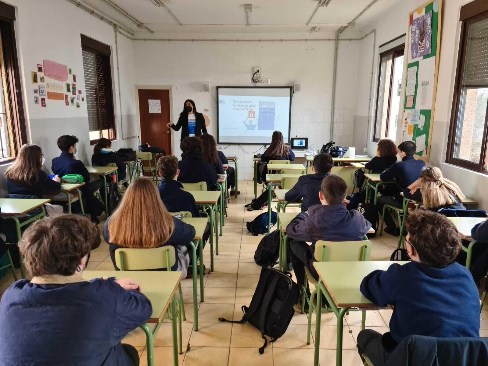 Jóvenes reciben parte del curso 'Menores ni una gota'.