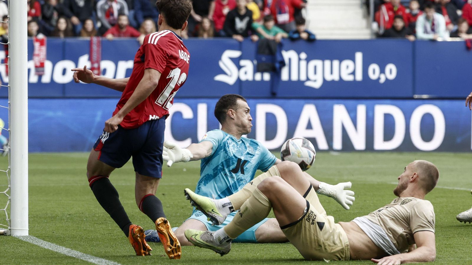 Fernando salva una peligrosa acometida de Abde en el primer tiempo