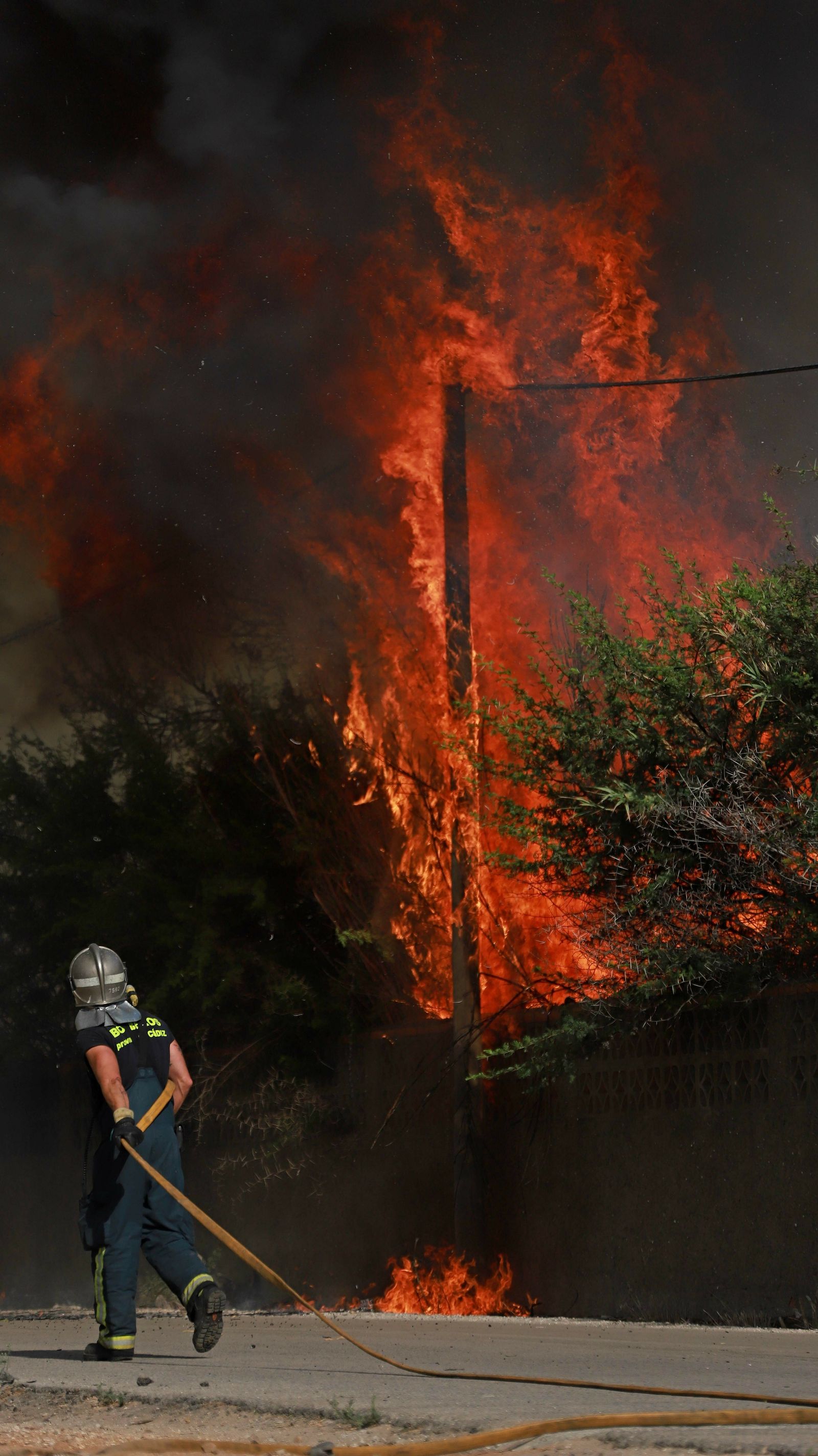 Incendio en el Camino de La Rana en La Línea
