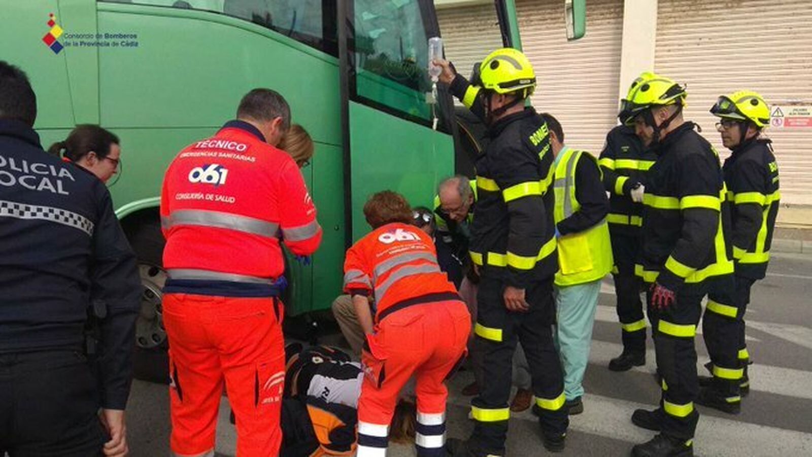 Imagen del rescate de la mujer que quedó atrapada bajo el autobús