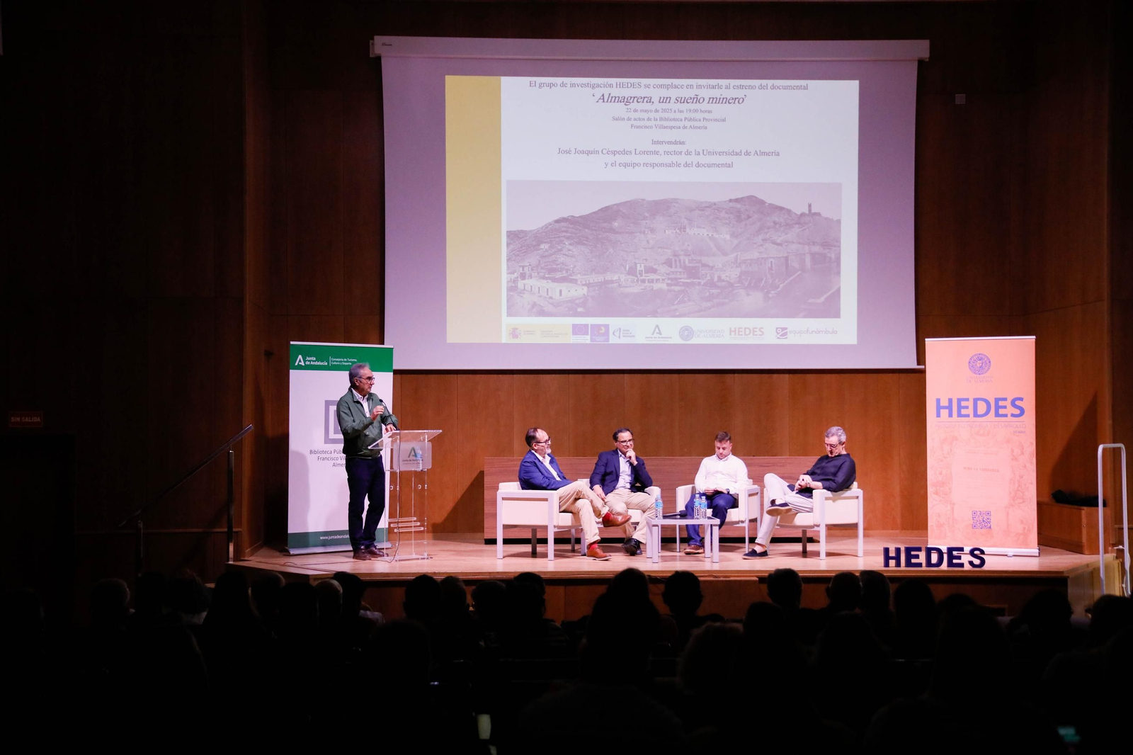 Imágenes de la presentación del documental "Almagrera, un sueño minero" en la biblioteca Villaespesa de Almería