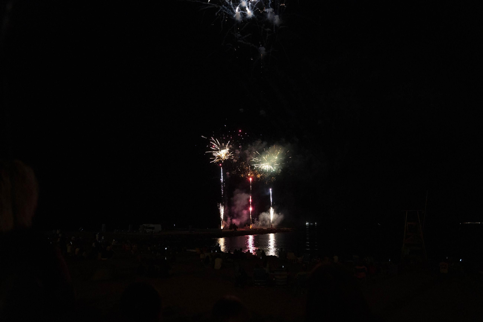 Las mejores imágenes del espectáculo piromusical que da cierre a la feria de Almería